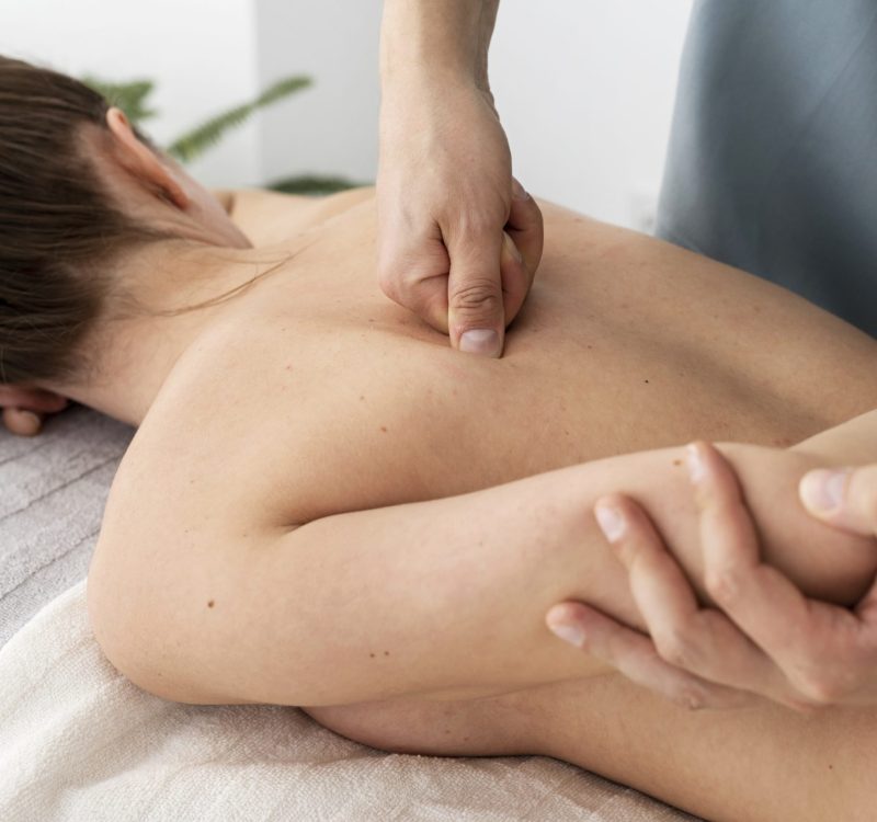 Fotografía de una sesión de terapia osteopática realizada por un osteópata experto en Torrox. Ambiente tranquilo, técnica manual precisa y efectiva