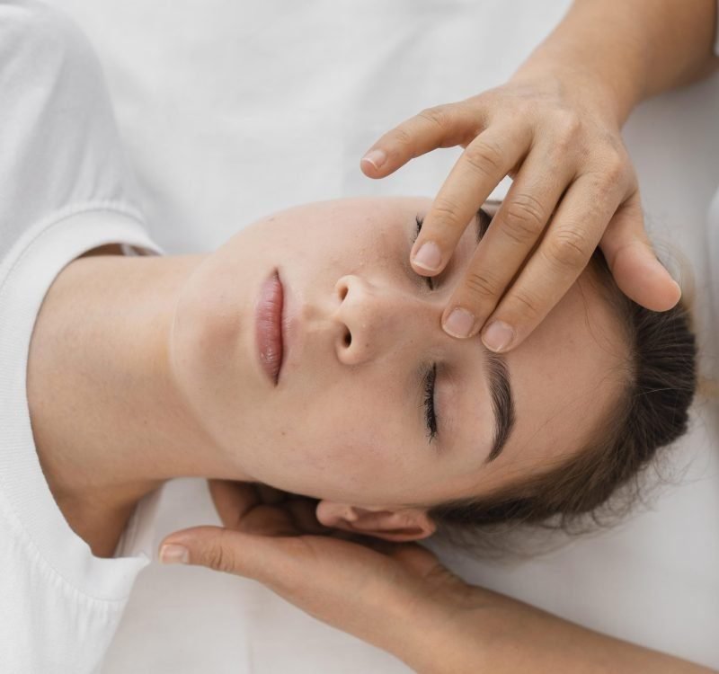 Imagen de una sesión de terapia craneosacral en Torrox Costa, donde un osteópata aplica técnicas suaves para liberar tensiones del sistema nervioso central.